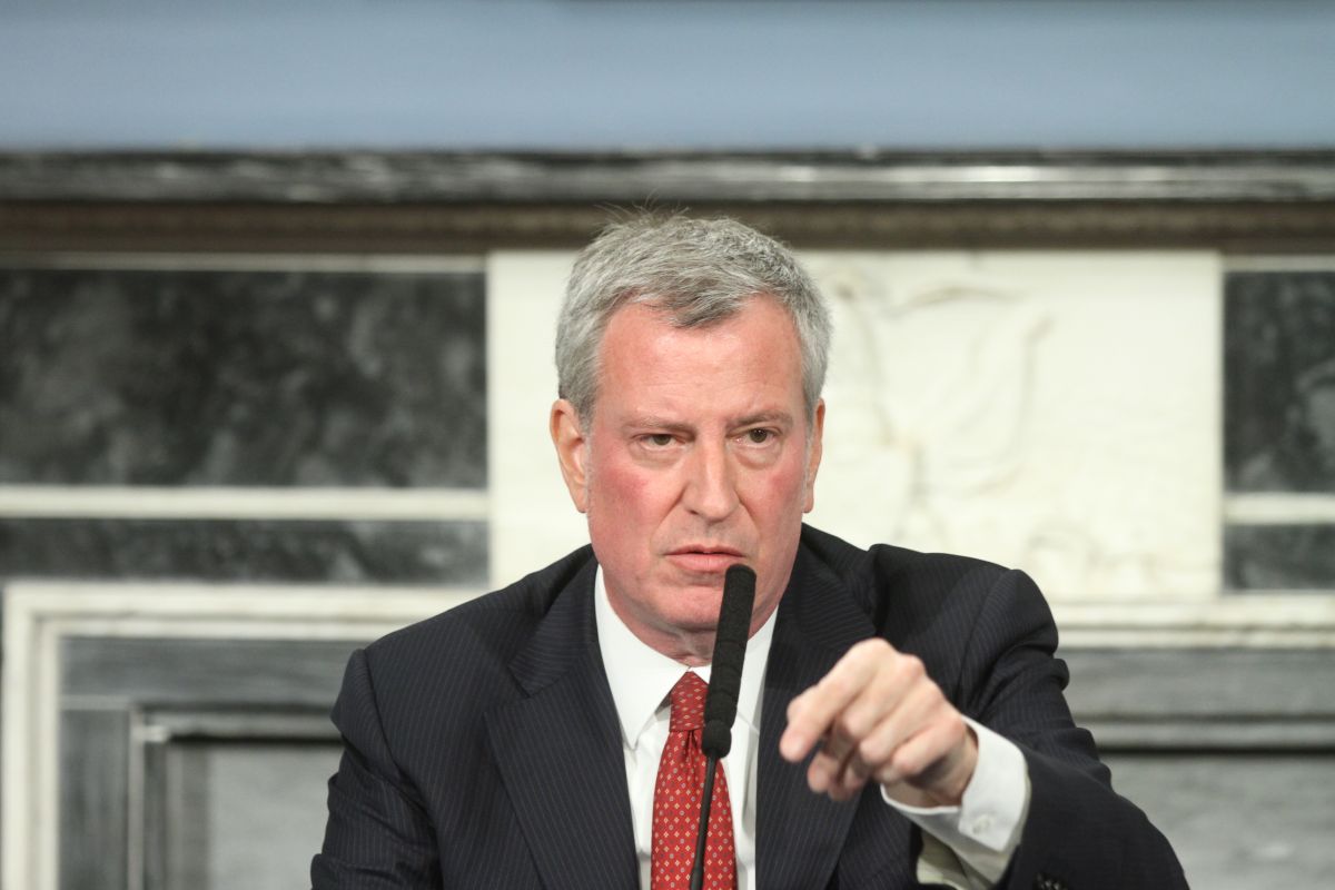 El alcalde De Blasio busca reorientar el presupuesto del NYPD.