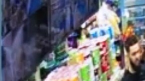 Momento en el que Lesandro brinca sobre el mostrador