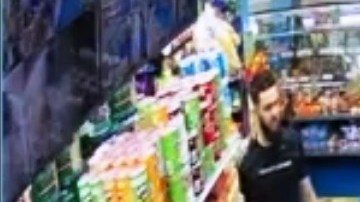 Momento en el que Lesandro brinca sobre el mostrador