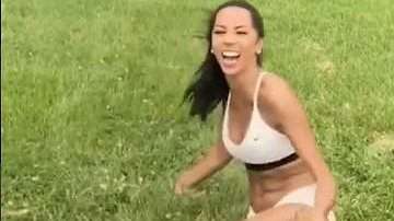 Brittany Renner mezcla twerking con futbol.