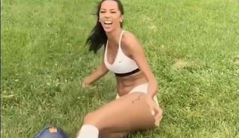 Brittany Renner mezcla twerking con futbol.