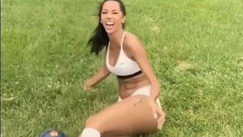 Brittany Renner mezcla twerking con futbol.