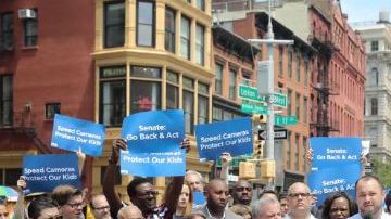 El grueso del liderazgo neoyorquino se reunió en Union Square Park para defender la extensión de las cámaras de control de velocidad.