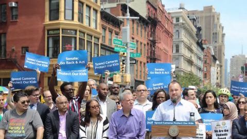 El grueso del liderazgo neoyorquino se reunió en Union Square Park para defender la extensión de las cámaras de control de velocidad.