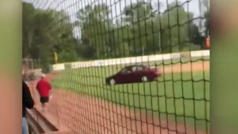 La mujer manejó erráticamente dentro del estadio