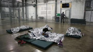 Un niña de Centroamérica descansa en un centro de detención de la Patrulla Fronteriza en McAllen, Texas.