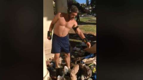 El corredor no tuvo piedad con el indigente.