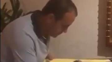 Cuauhtémoc Blanco le regaló una playera del América autografiada a López Obrador