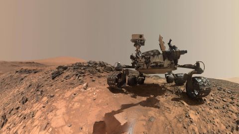 El vehículo explorador Curiosity perfora una roca en Marte.