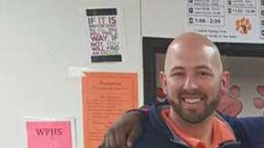 El director de una escuela recibe un regalo muy especial de parte de sus alumnos.