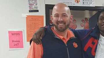 El director de una escuela recibe un regalo muy especial de parte de sus alumnos.