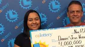 Damaris Vazquez y su papá muestran el premio que ganaron con Scratchers.