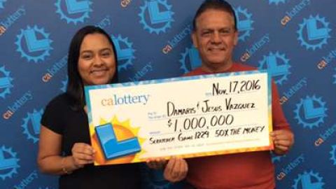 Damaris Vazquez y su papá muestran el premio que ganaron con Scratchers.