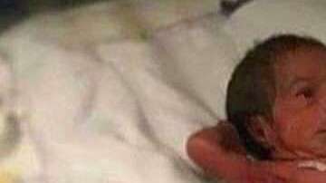 El bebé llamó la atención por su postura.