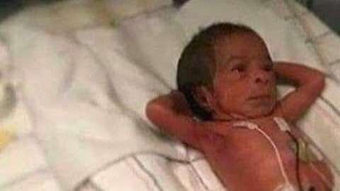 El bebé llamó la atención por su postura.