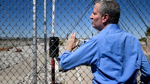 A De Blasio le prohibieron entrar al centro de detención en Tornillo