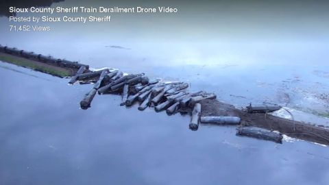 El derrame ocurre en una vía inundada en el río Rock de Iowa.