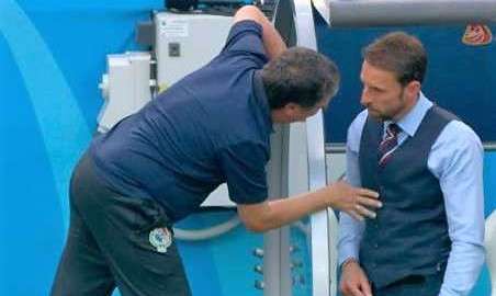 El polémico momento entre el Bolillo Gómez y Gareth Southgate.