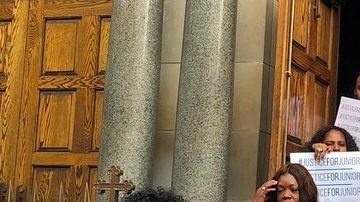 Torres al hacer el anuncio a los pies de la iglesia