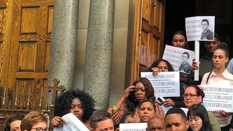 Torres al hacer el anuncio a los pies de la iglesia