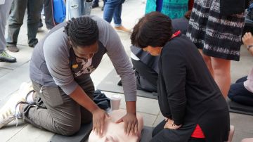 Muchos hispanos participaron en el entrenamiento gratuito sobre CPR en el East. Harlem.