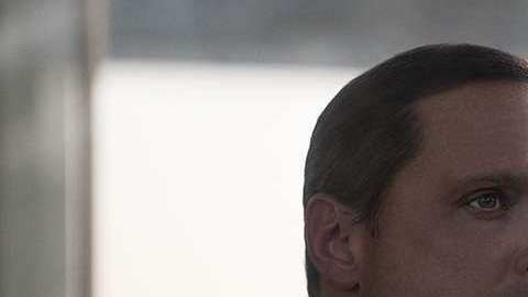 Luis Miguel, en una de las imágenes promocionales de Luis Miguel La Serie.