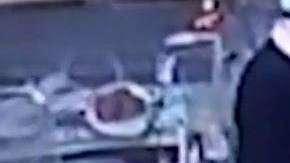 La enfermera usaba la secadora para su trabajo.