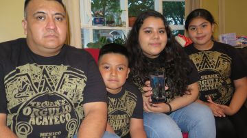 Guadalupe Castillero junto a sus hijos Selena, de 16 años, Guadalupe, de nueve y Jeter, de seis, espera la pronta liberación de su esposa, Concepción Torcaz, quien fue detenida dentro de su apartamento en Bushwick, el 11 de abril de este año.
