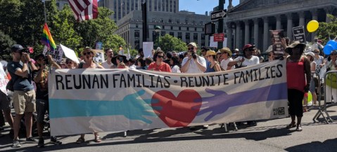 Los manifestantes pidieron la reunificación de más de 2,000 niños con sus padres.