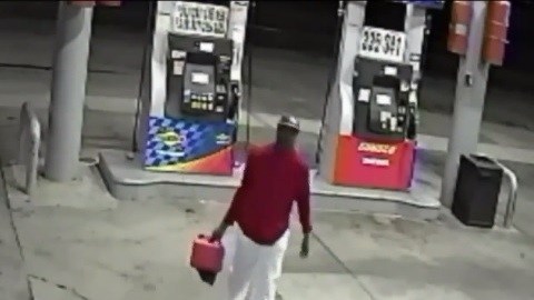 Fue captado en video comprando gasolina antes del incendio