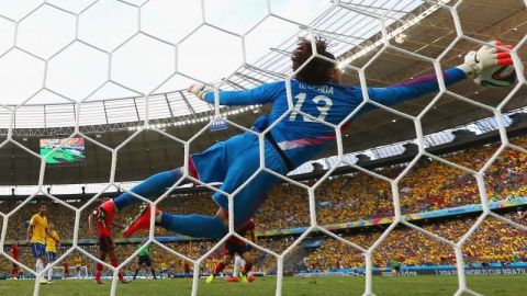 El mexicano Guillermo le hace una atajada imposible a Neymar en Brasil 2014.  (Foto: Robert Cianflone/Getty Images)