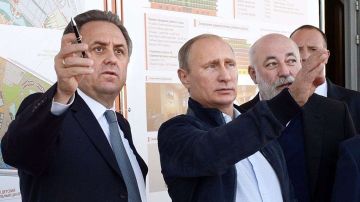 Viktor Vekselberg (der) junto al presidente Putin. ALEKSEY NIKOLSKYI/AFP/Getty Images