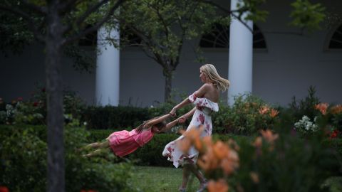 Ivanka Trump ha sido criticada por publicar imágenes de ella y sus hijos en medio de la crisis migratoria.