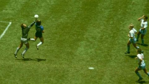 El argentino Diego Maradona y Peter Shilton en la postal inolvidable de 'La mano de Dios'.  (Foto: Allsport/Getty Images)