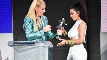 Kim Kardashian recibiendo su premio.