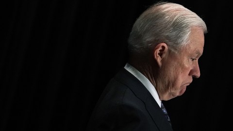 Sessions acusó a los inmigrantes de abusar de la ley migratoria de EEUU.