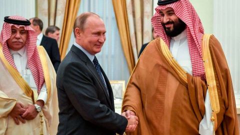 Vladimir Putin y el príncipe  Mohammed bin Salman. YURI KADOBNOV/AFP/Getty Images