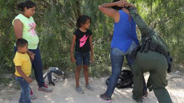 Los niños son separados de sus padres cuando ingresan por la frontera sur.