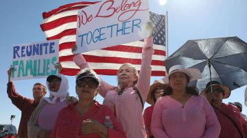 Activistas protestan por la separación de familias inmigrantes en Texas.