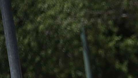 Rubén García, director de Annunciation House, (d) recibe a los padres inmigrantes.