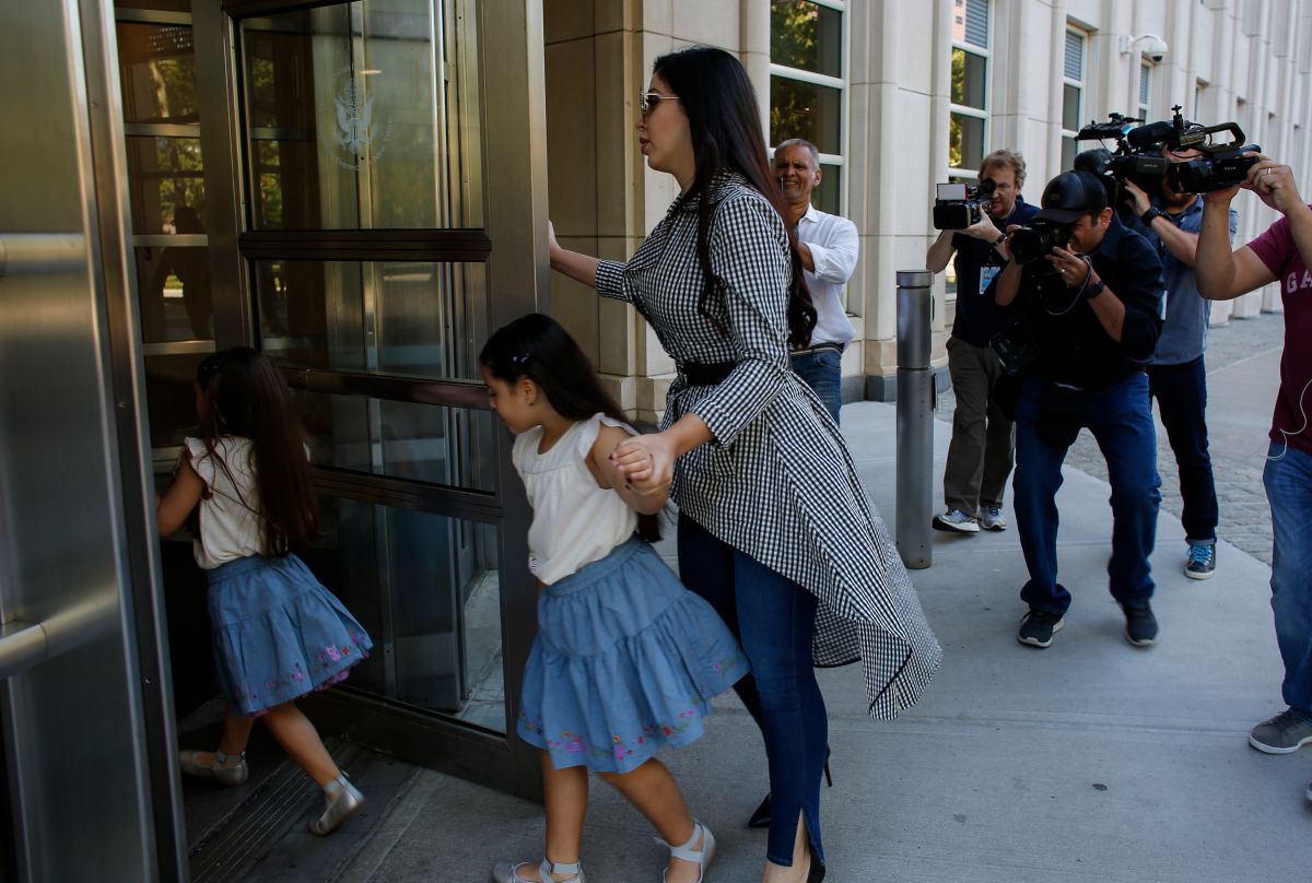 La esposa de “El Chapo”, Emma Coronel Aispuro, llega a la Corte Federal de Brooklyn junto a sus hijas gemelas.