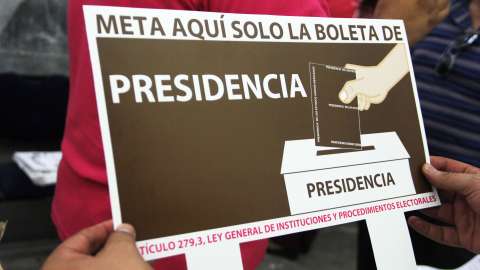 Trabajadores del INE ultiman detalles para las elecciones en México.