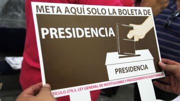 Trabajadores del INE ultiman detalles para las elecciones en México.