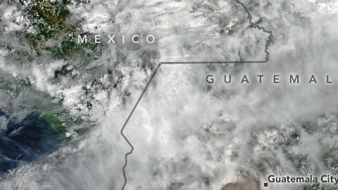 La columna de cenizas de 9 millas pasó a través de las nubes.