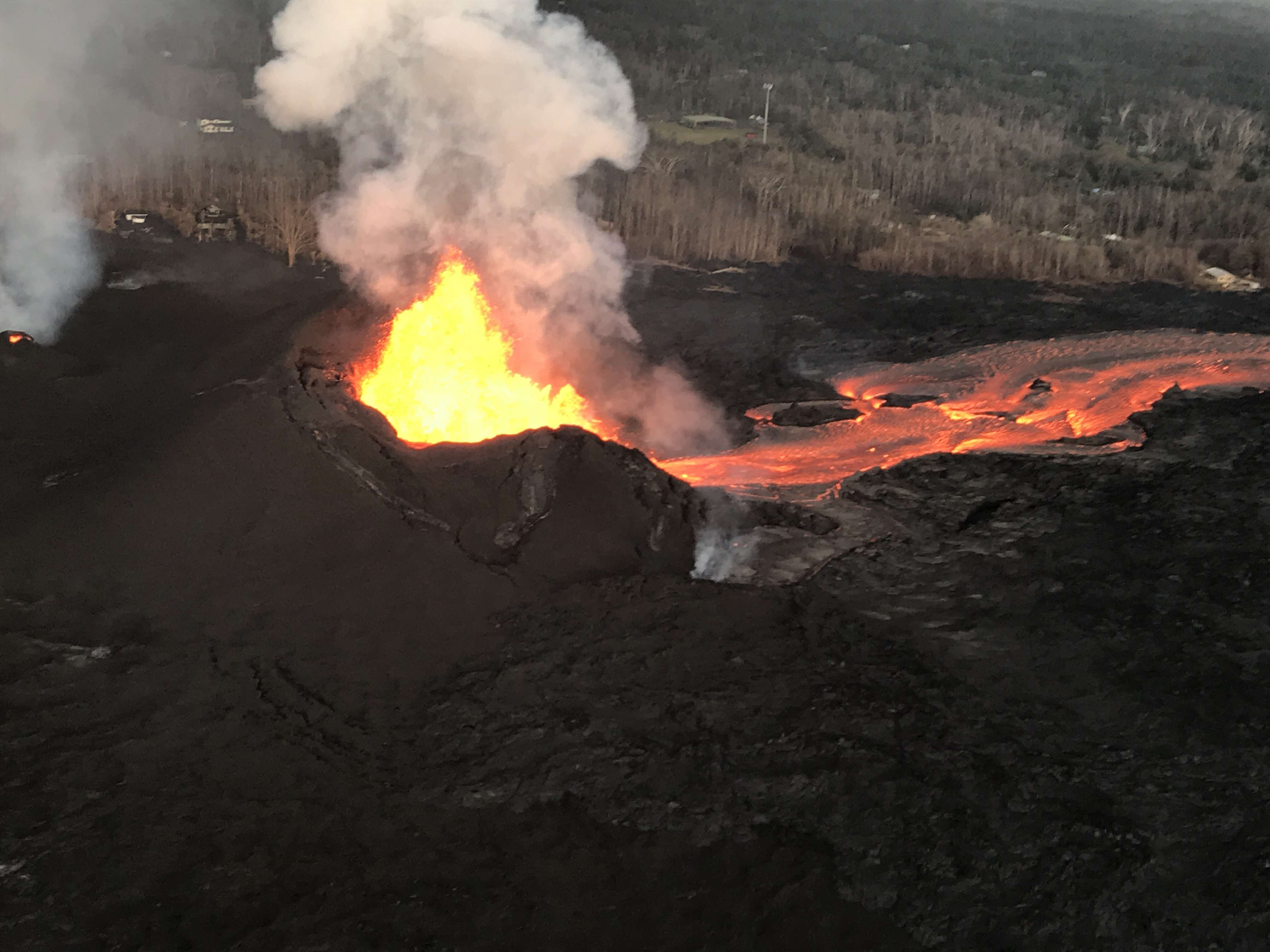 VIDEO Drone captura el flujo de lava desde Kilauea hasta el mar en