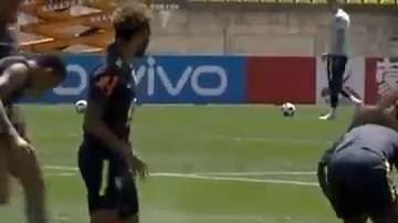 Neymar y los jugadores de Brasil llenaron de huevos y harina a Coutinho