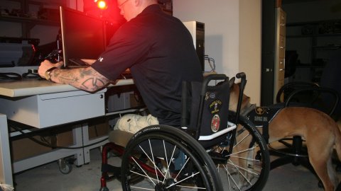 Justin Gaertner labora en el área de investigaciones especiales de ICE.