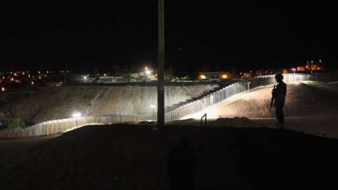 Miembros de la Guardia Nacional patrullan la frontera de EEUU con México en Nogales, Arizona.