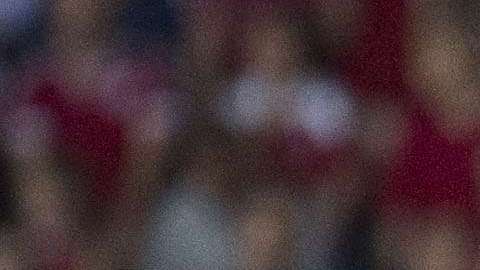 Javier "Chicharito" Hernández se lamenta, tras fallar una oportunidad clara de gol