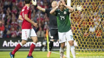 Javier "Chicharito" Hernández se lamenta, tras fallar una oportunidad clara de gol